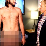 Ashton Kutcher si spoglia nudo in tv