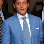 Lapo Elkann blocca il traffico con il suo nuovo suv